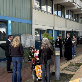 MdB Dr. Hans Theiss, Pfarrerin Lea Hehnwarter, RB Thomas Prieto Peral an der Gedenstätte Conollystr. 31
